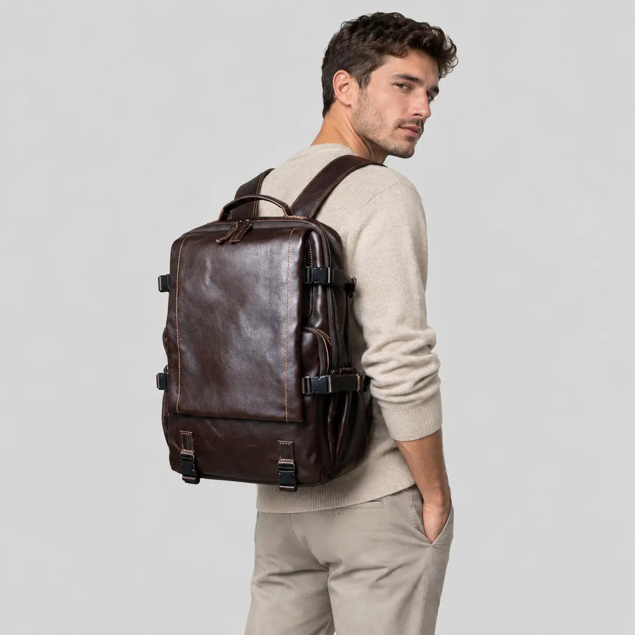 Sac à dos en cuir marron à sangles de compression